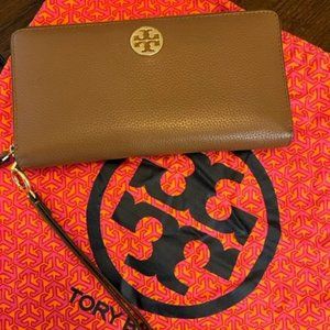 Tory Burch Robinson Continental Wallet Wristlet Zip